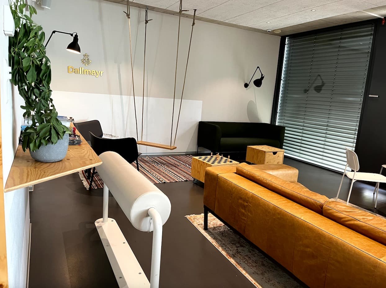 tesla-lounge-europe-zurich-inside1