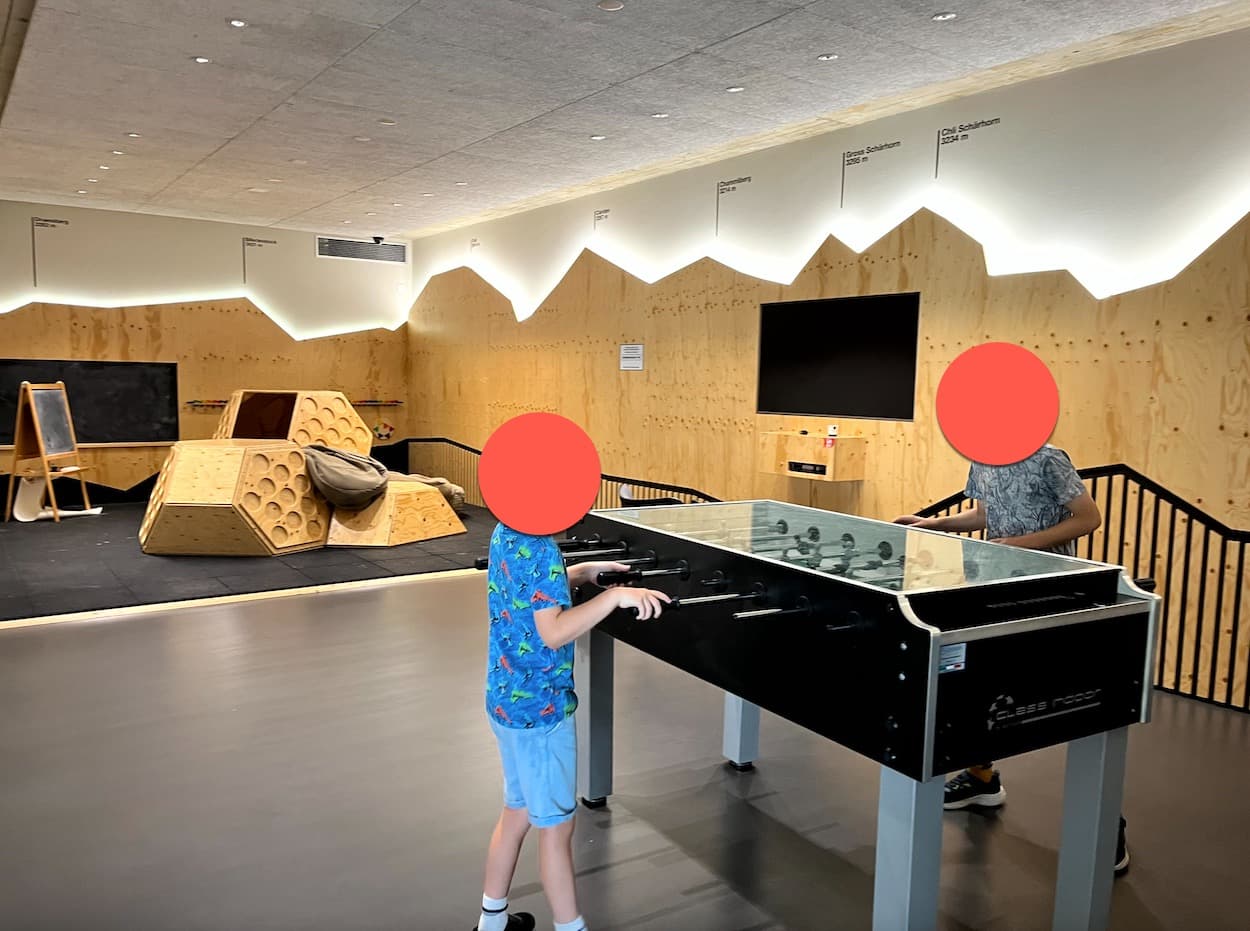 tesla-lounge-europe-zurich-inside2