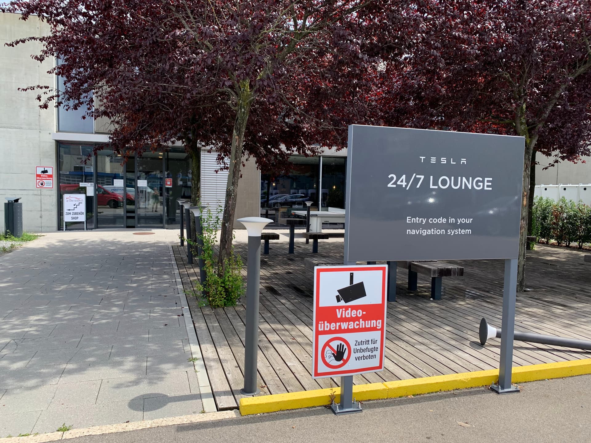 tesla-lounge-europe-zurich-outside