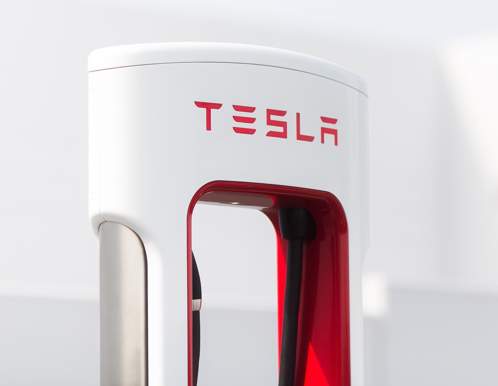 tesla-supercharger-steps-2-easy-pull-connector-from-dock