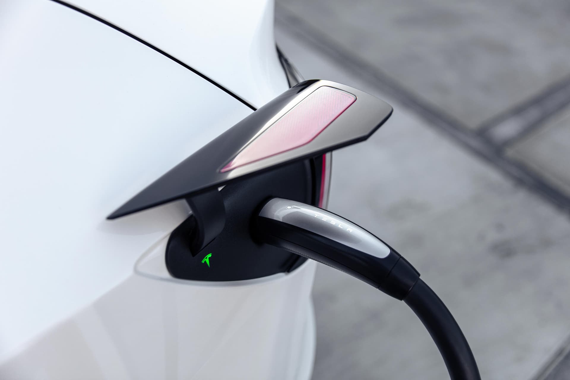 tesla-supercharger-steps-3-plug-connector-in-car
